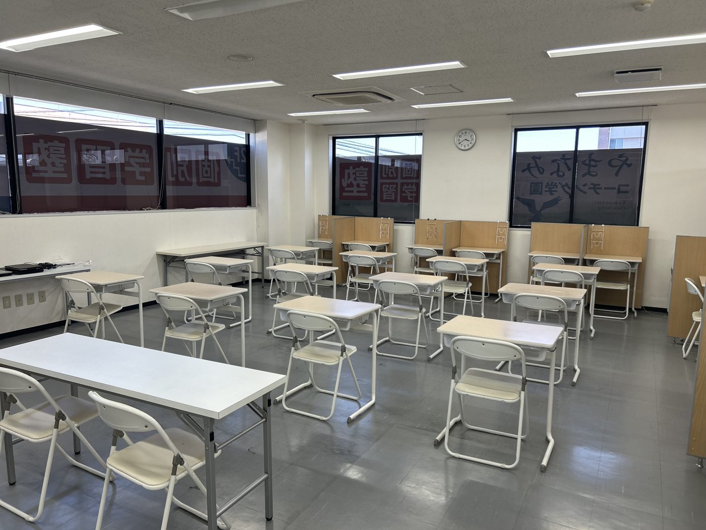 明るい教室に机と椅子が並んでいる様子