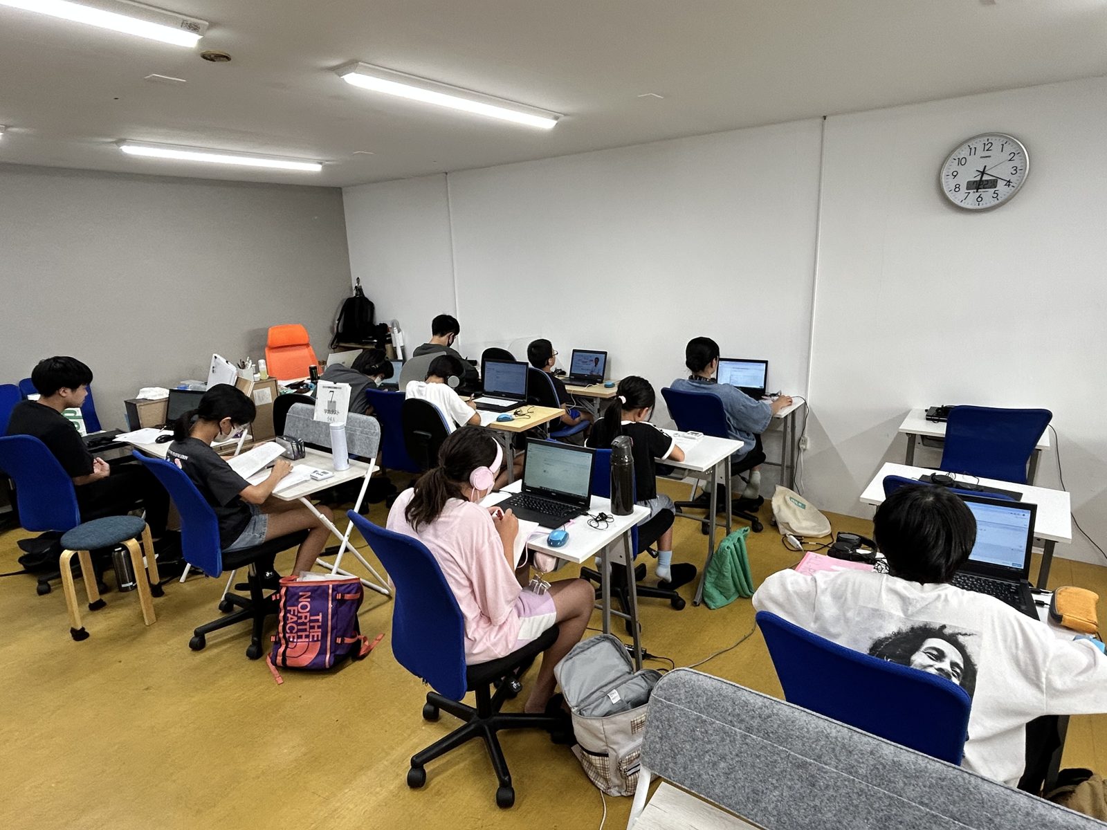 自習室で生徒が勉強している様子