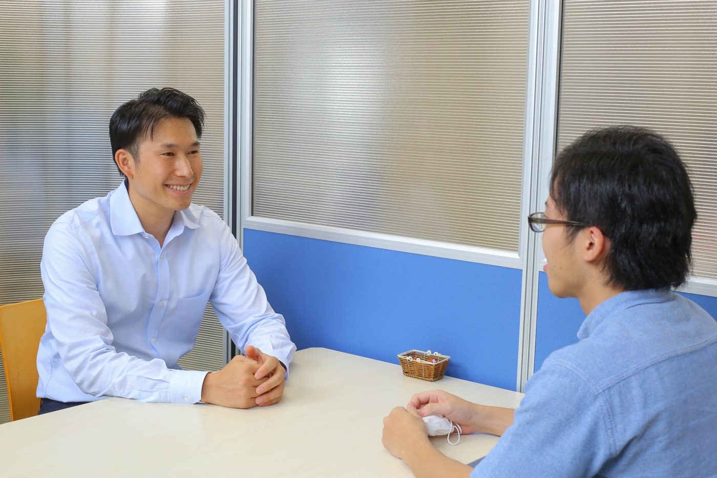 コーチと生徒が向き合って面談している様子